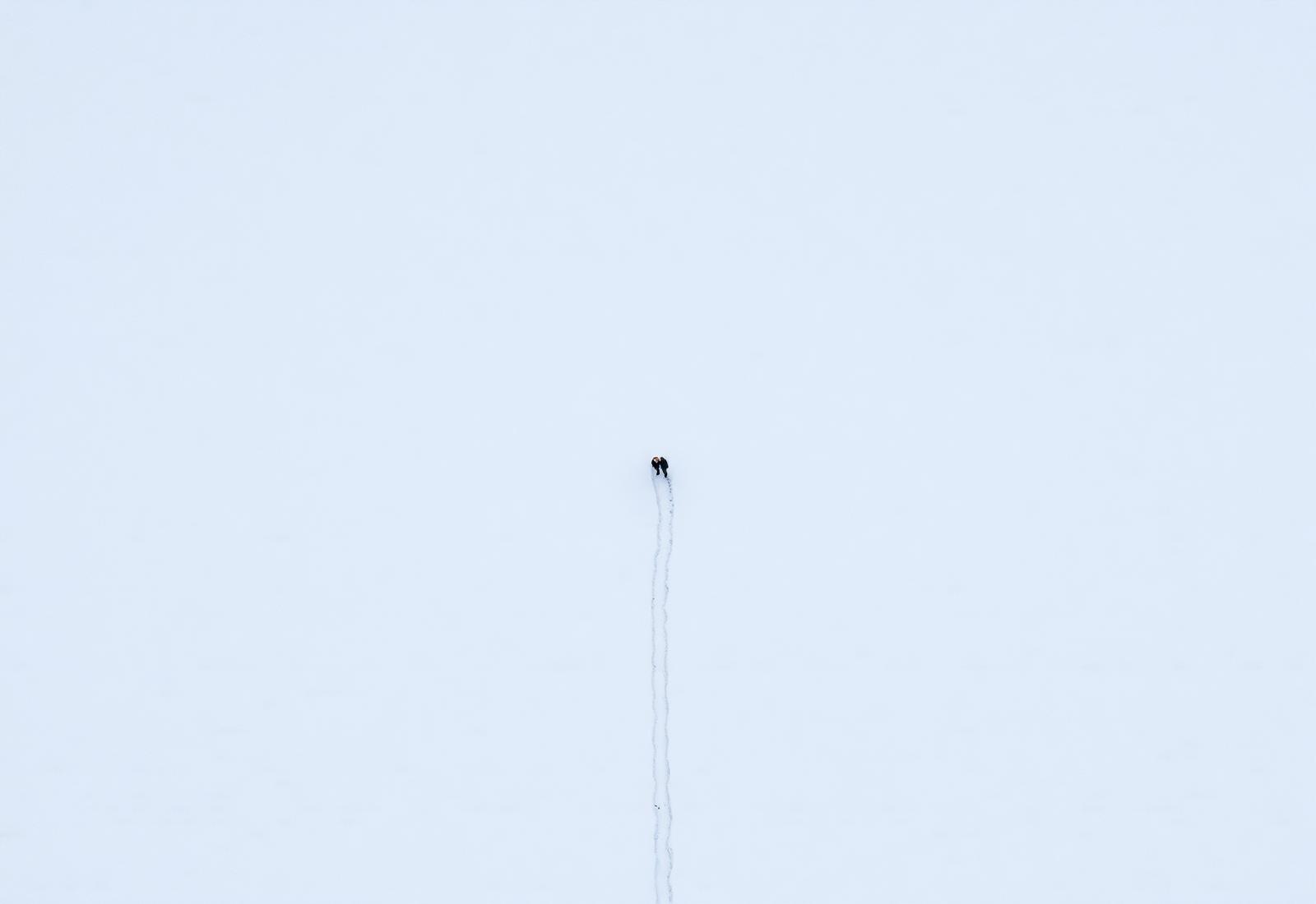 Marche solitaire dans la neige