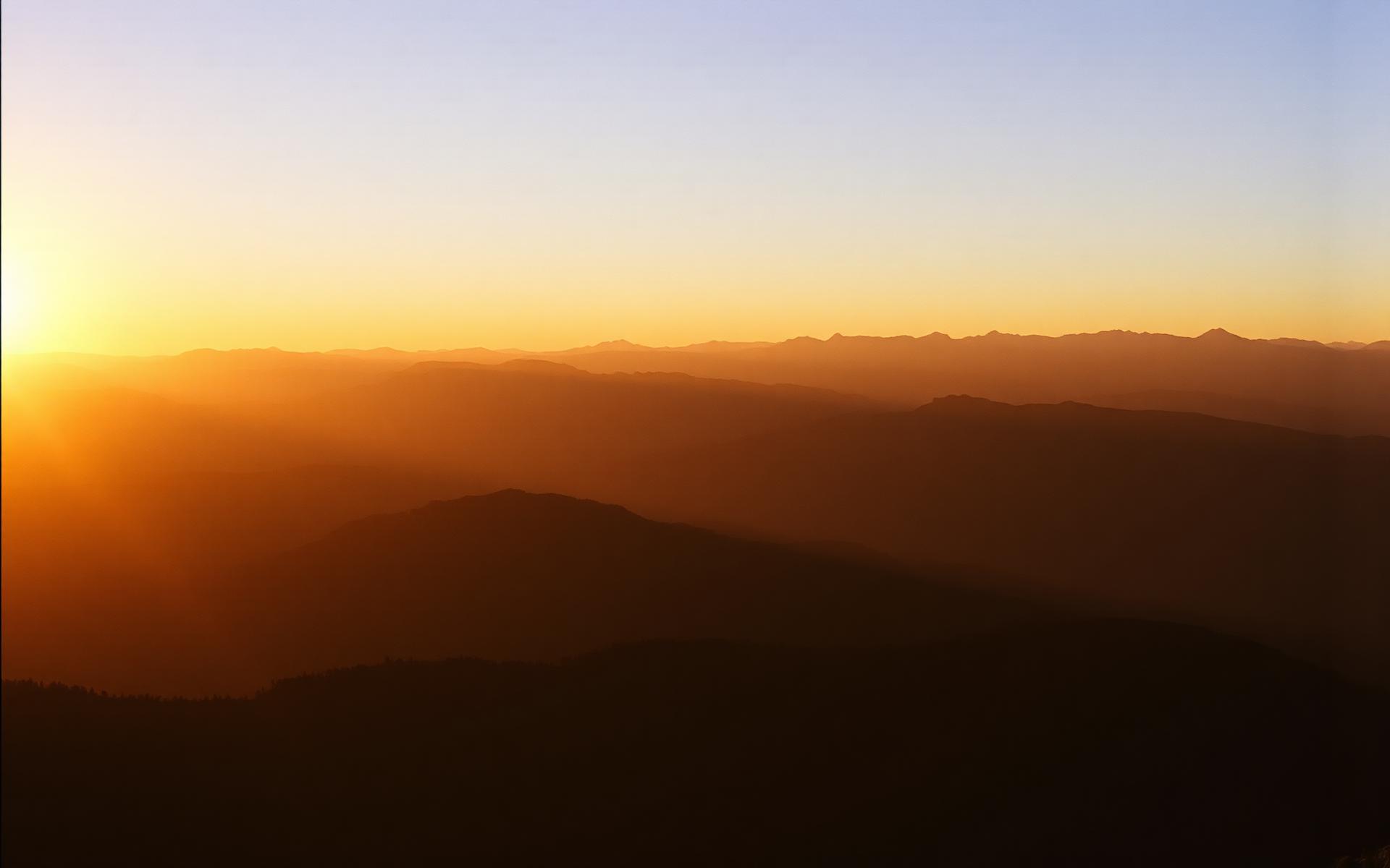 Coucher de soleil sur les montagnes